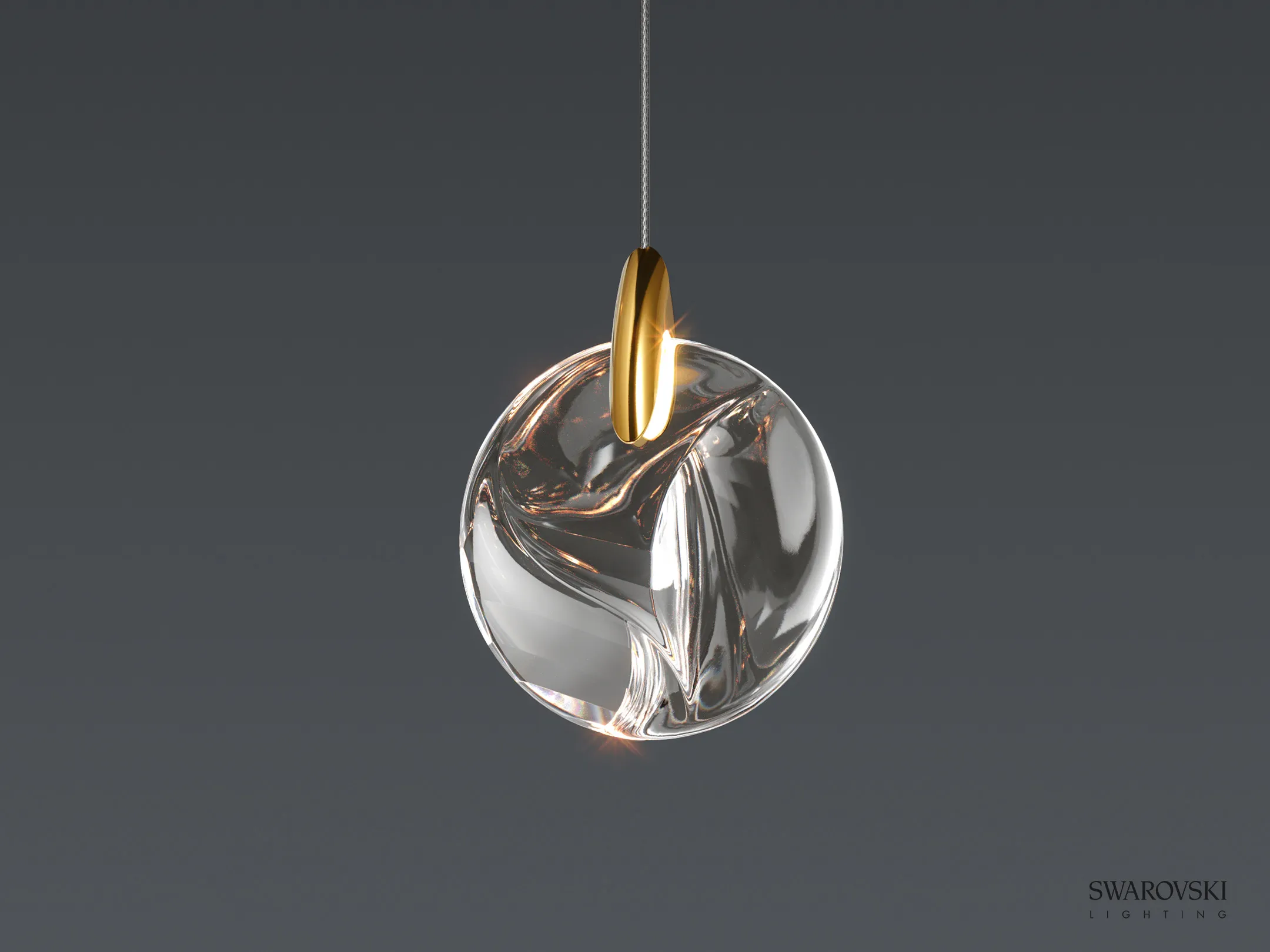 Produktrendering: Pendelleuchte mit Kristallkugel und goldfarbener Halterung (Swarovski Lighting)