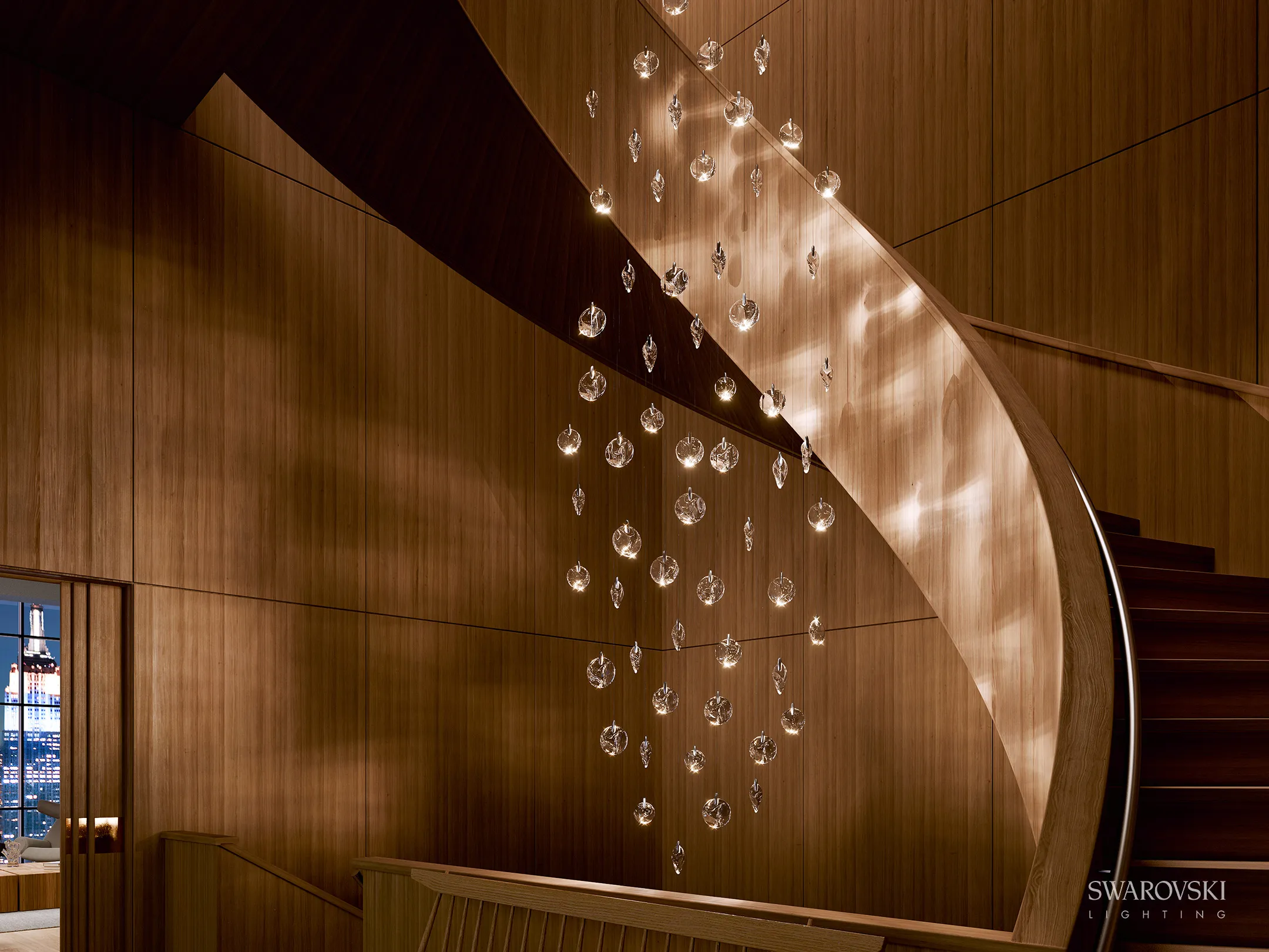 Anwendungsrendering: Kristallleuchte über einer geschwungenen Treppe (Swarovski Lighting)