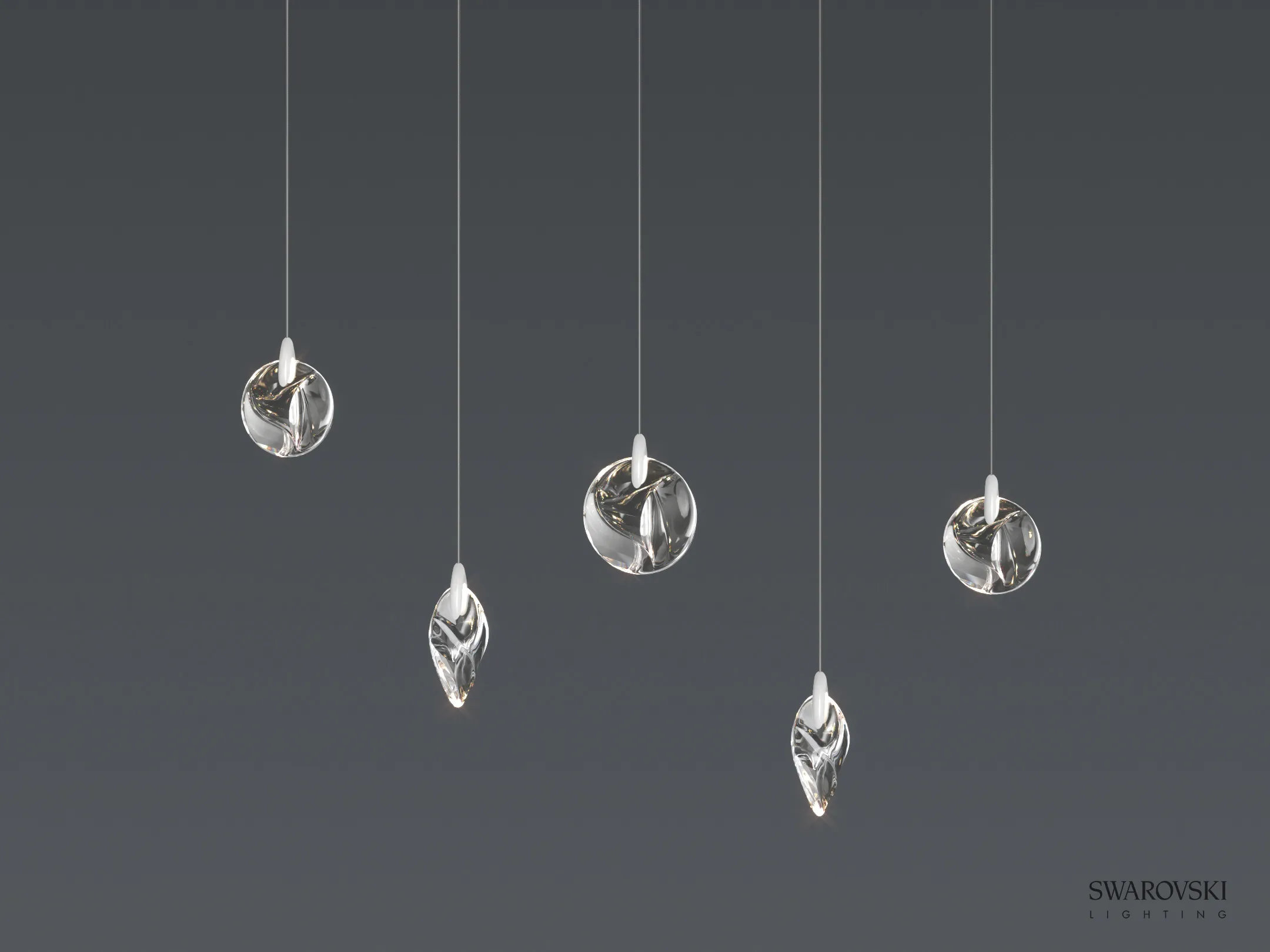 Produktrendering: fünf Pendelleuchten mit tropfenförmigen Kristallelementen (Swarovski Lighting)