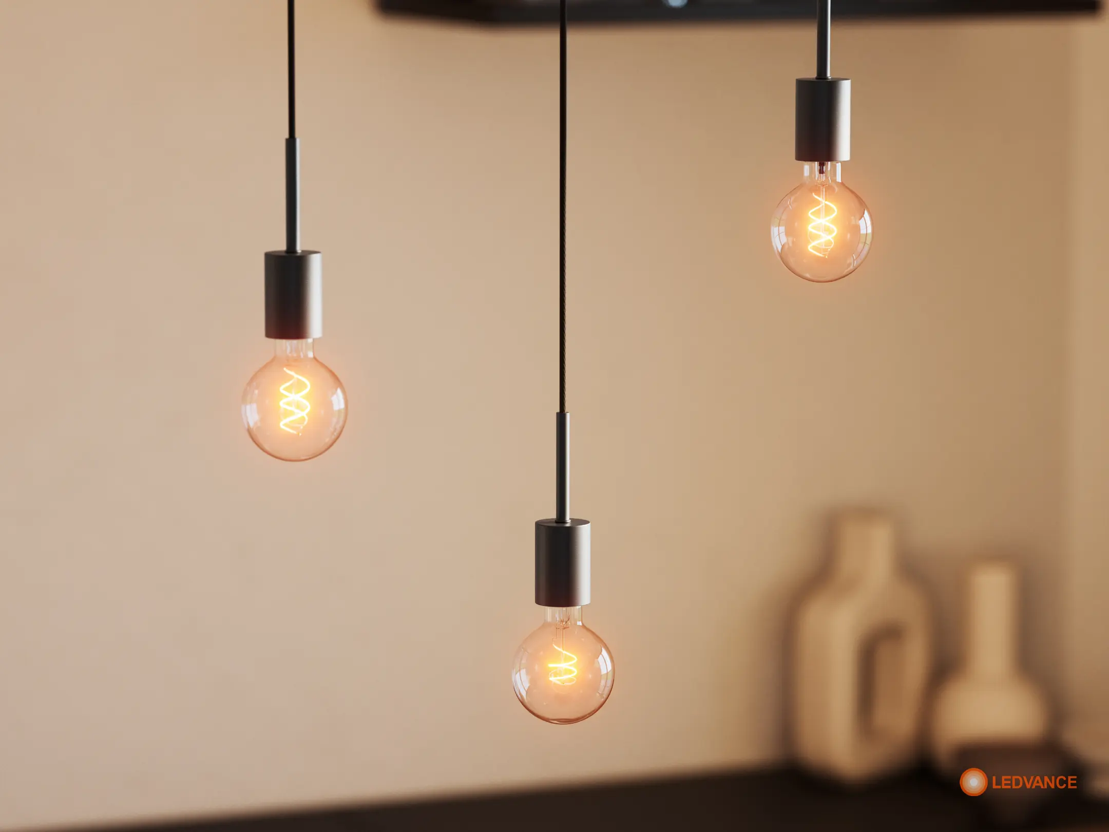 Produktrendering: drei Pendelfassungen mit Filament-Leuchtmitteln (Ledvance)