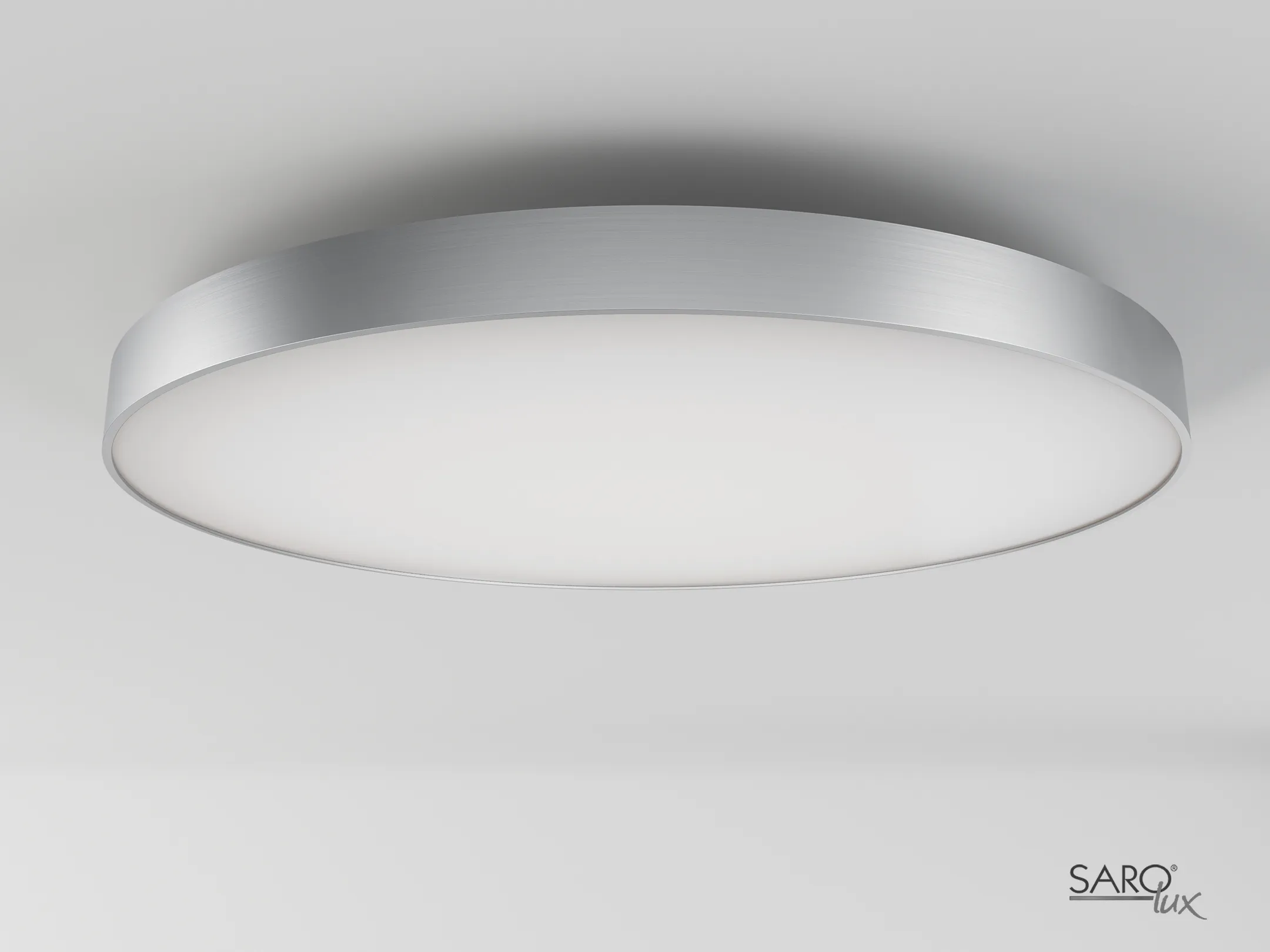 Produktrendering: flache runde Deckenleuchte in Aluminium (Saro Lux)